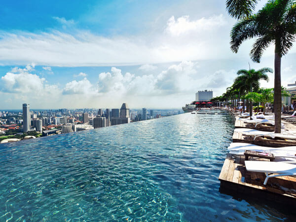 인피니티풀에서 수영을 즐기세요