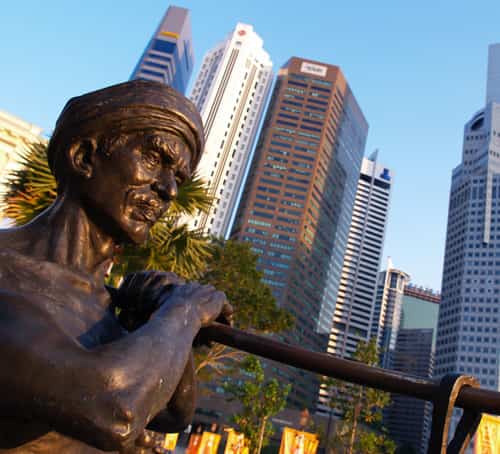 헤나 문신을 한 손 위 디발리 등불